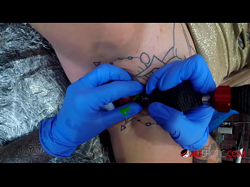 ❤️ Extrem tattooed Hottie Sully Savage krut en Tattoo op hirem Klitoris ❤️❌ Pornovideo op Porno lb.taxiporec.top ☑